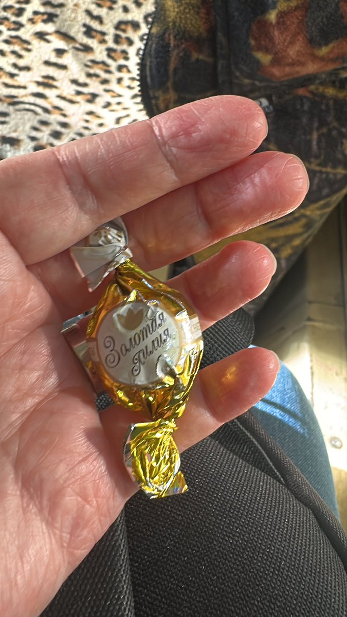 Дедушка подарил в трамвае конфету🥺