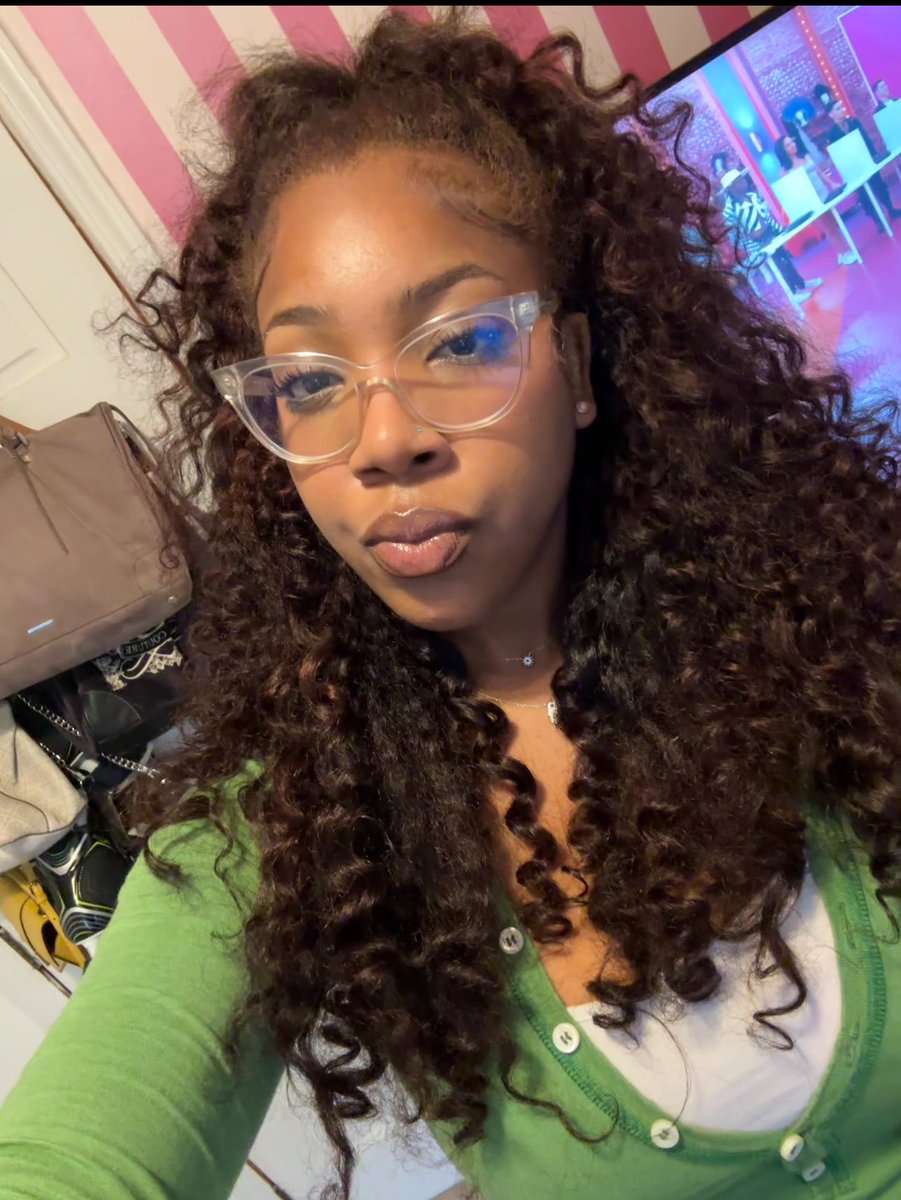 msbackdooremm's tweet image. all is good in the world when my hair is done✌🏽#2cute