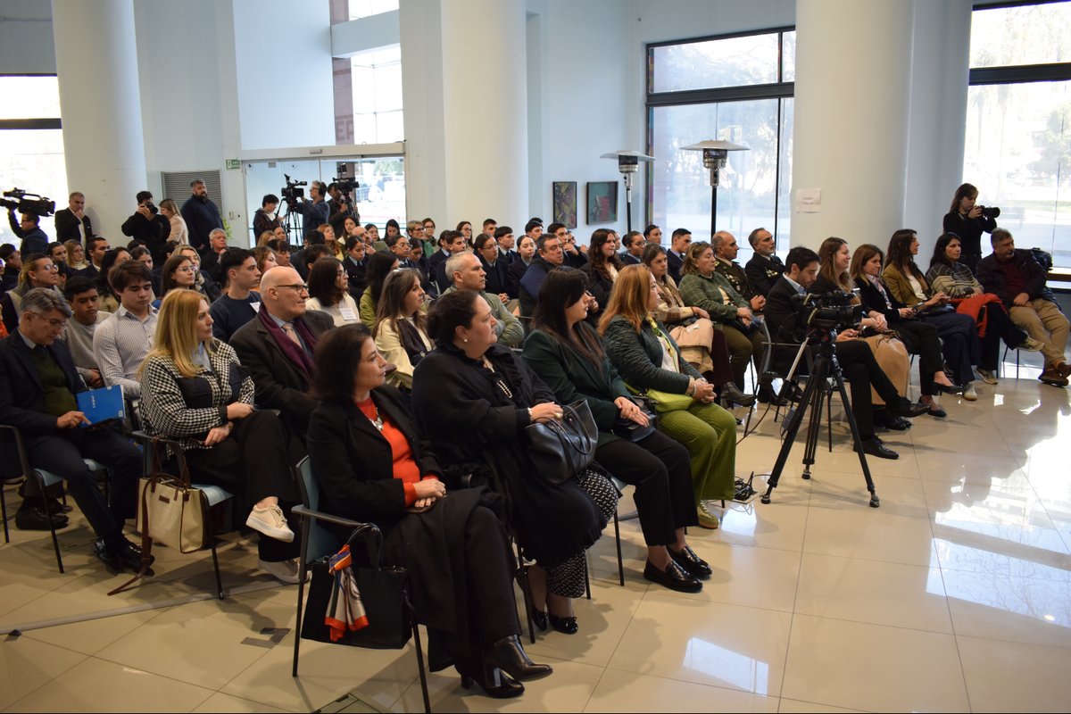 UNESCOmvdo's tweet photo. 🌍✨ “Los #MODELOSONU son una oportunidad para reforzar el concepto de ciudadanía global en los jóvenes de secundaria. El mensaje de que más allá del país en que habitemos, somos ciudadanos del mundo y podemos trabajar por una cultura de paz global está presente en esta iniciativa”, destacó Ernesto Fernández Polcuch, Director de UNESCO Montevideo.
Junto a @ANEP_Uruguay inauguramos el Modelo Naciones Unidas ANEP 2025 🇺🇾🤝🇺🇳
+300 jóvenes vivirán la experiencia del diálogo multilateral en los 80 años de la ONU.
📺 Repasa la transmisión: https://t.co/cZCIYYdoU3