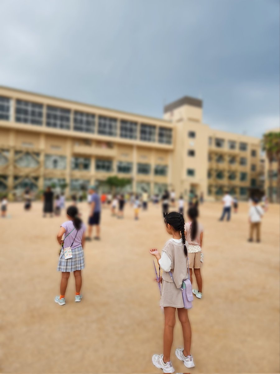 ラジオ体操最終日
無事皆勤達成
3日間だけでしたが良く頑張りました
こどもと一緒に歩いていて、顔だけ知ってる親御さんとすれ違いざまに挨拶すると、必ず大きな声で
いまの誰？
って聞いてくるのなんで～だろう～
誰か分からないから気まずいのでやめて欲しい