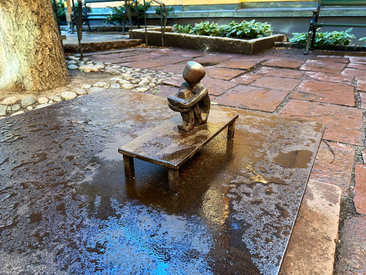 ヨルシカの聖地、ストックホルムのガムラスタンに行ってきました！！！

街並みがとにかく綺麗だしおしゃれで大好きになってしまった

これでヨルシカの聖地巡礼の旅も一区切り！明日は気になるところを観光して、明後日の午前中の便で日本に帰ります！