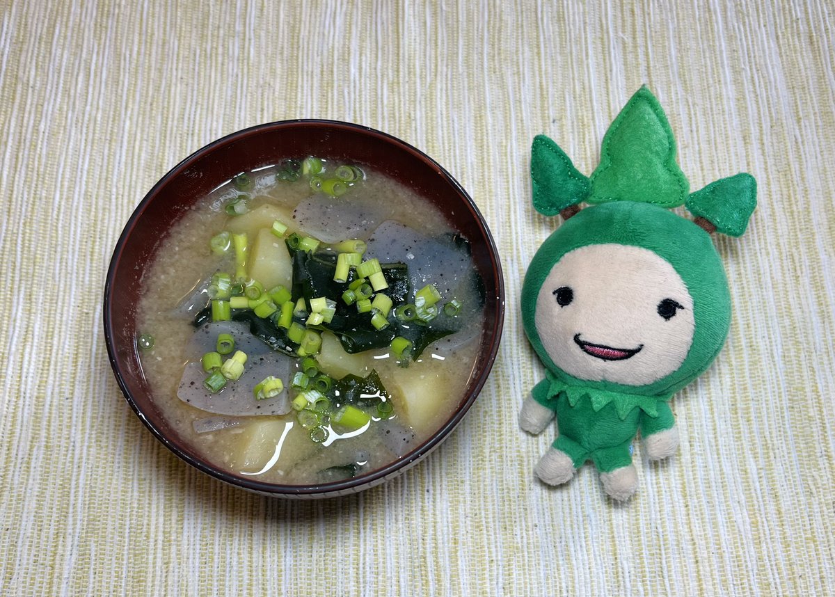おはよー！モリスケです
今朝はこんにゃくたっぷり、じゃがいもとワカメの入ったお味噌汁でスタートです
食感のバリエーションが楽しい、おいしい＾＾

東京はうすぐもりの青空
さーて今日も元気にスタートだよ。