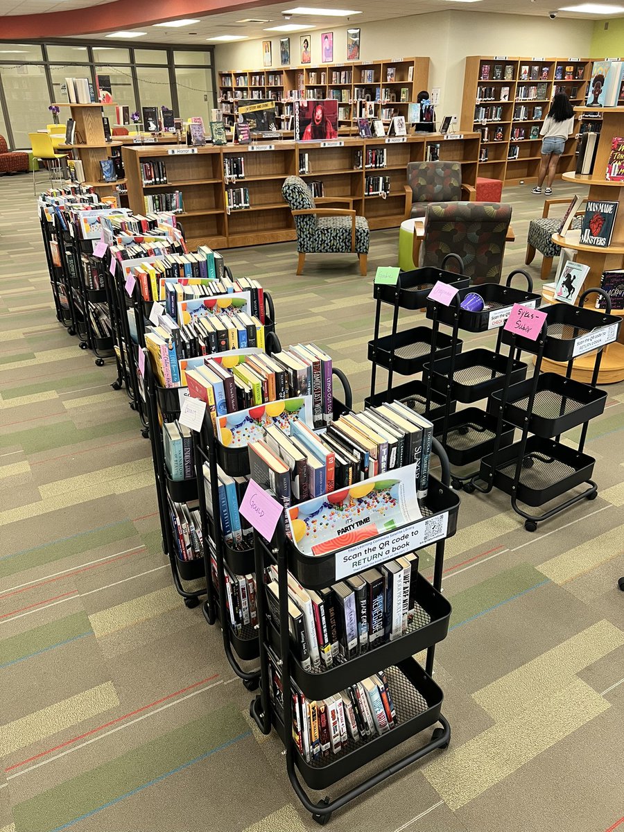 ThePrincipalFai's tweet image. Satellite libraries increased from 10 classrooms to 37 this year. Reading supports every content area. #ContinuousLearning @SouthGarnerHS