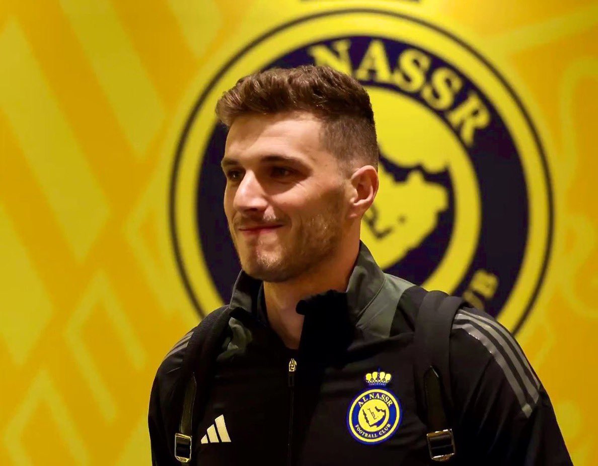 شمت فينا أغراب وأبعاد وأذناب
خليت ذا يحكي وهاذي وذية