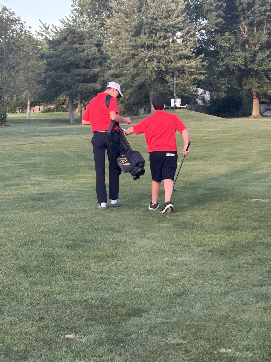 GolfFirelands1's tweet image. Senior Leader Mikey Janosik showing leadership and taking the bag for a young JV player #falconway #firelands