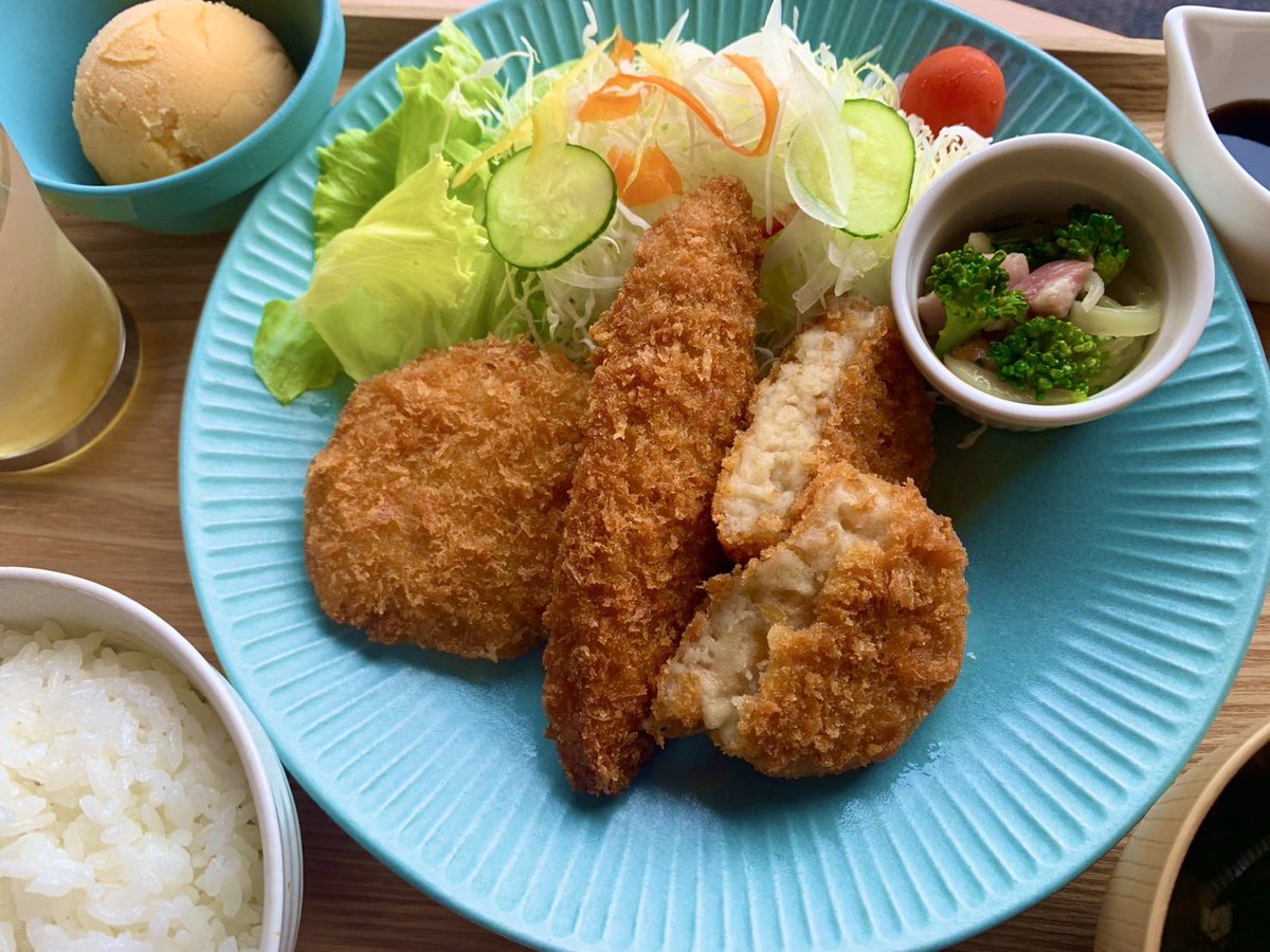 Yuicafe0610's tweet photo. 今週の週替わりランチは

【ミックスフライ定食】
・味噌汁
・ミニアイス
・ドリンク付き☕️

✲1日12食限定です.ᐟ.ᐟ

皆様のお越しお待ちしてます♡(๑♡ᴗ♡๑)

#一戸町 #奥中山
#yuicafe #cremerie 
#結カフェ #クレムリ
#cafe #lunch #ランチ https://t.co/7mdLjpj27m
