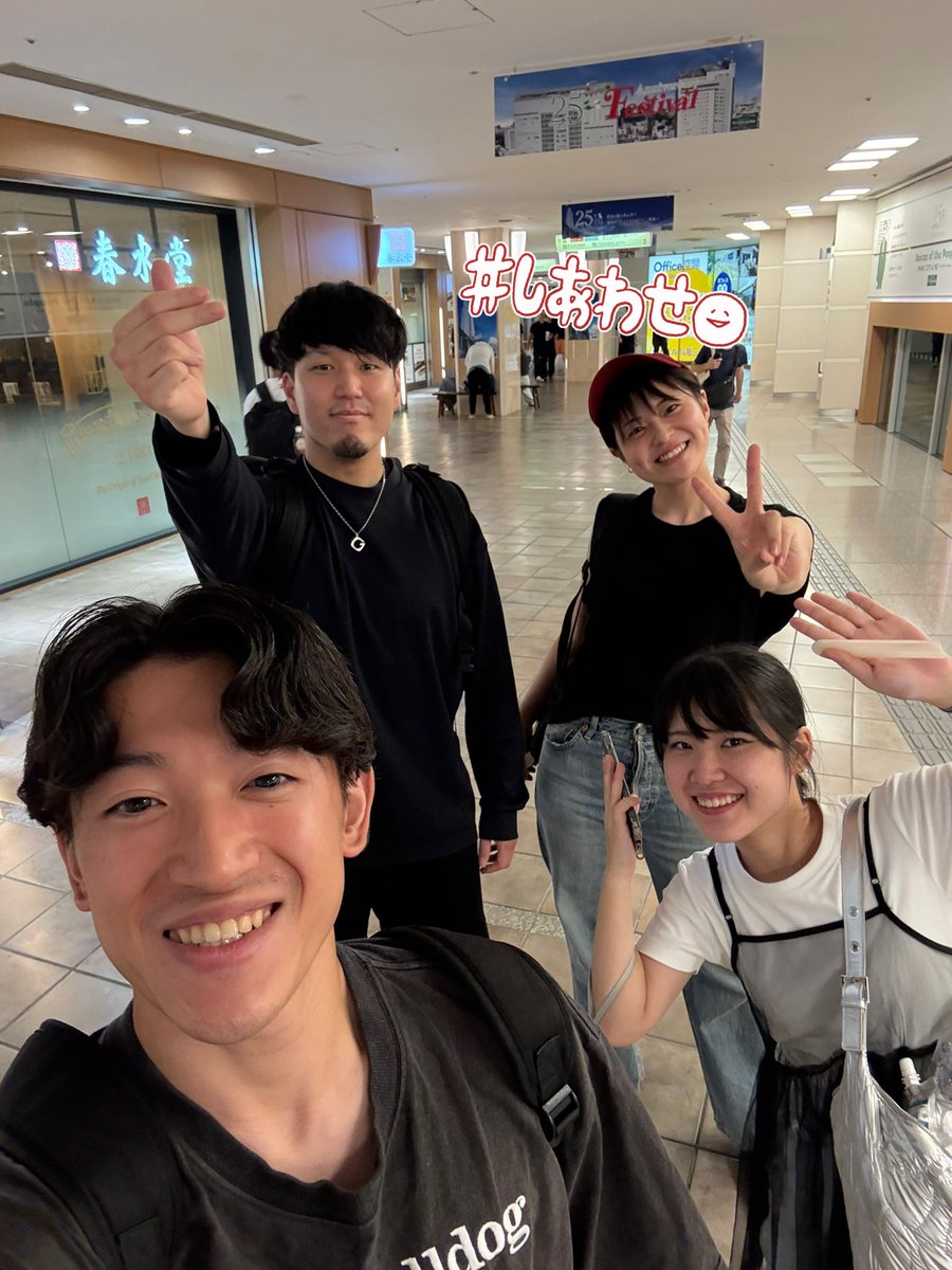 ds_mao0327's tweet photo. 久々すぎた笑

昨日は我らが結城店長の育休前ラスト出勤の日！👶💕

店長はパパになる

私たちはでっかくなる

1ヶ月後全員でにっこにこのキラキラでおかえりなさいって迎えちゃお！☺️✨

#店舗は家族
#うちらはハッピーメーカー🍀.⋆
#痩せて帰ってくるってさ https://t.co/16luSMwuNE