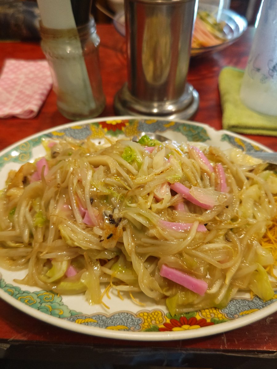 飯田橋　「雲仙楼」

店内の壁にはアジア的混乱と称すのがピッタリな無数のメニューが貼られ将にカオス

5分掛からず同じテーブルの方を差し置き皿うどん到着
具材はキャベツ　モヤシ　ハンペン　キクラゲとメッチャシンプルそのもの

鶏出汁より豚骨味が主張しているジャンクな奴
私は嫌いでは無い