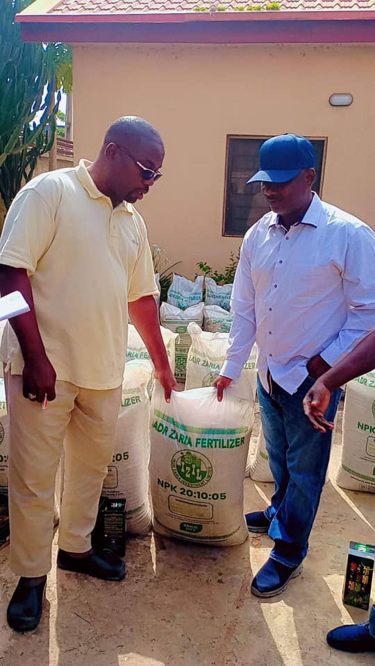 Shamsu SS (@shamsuadam311) on Twitter photo Distribution of 300 bags of fertilisers both liquid and bags..... To Kaduna North farmers. Sir Hon <a href="/B_ELRUFAI/">Hon. Mohammed Bello El-Rufai</a> Distribution of 300 bags of fertilisers both liquid and bags..... To Kaduna North farmers. Sir Hon <a href="/B_ELRUFAI/">Hon. Mohammed Bello El-Rufai</a>