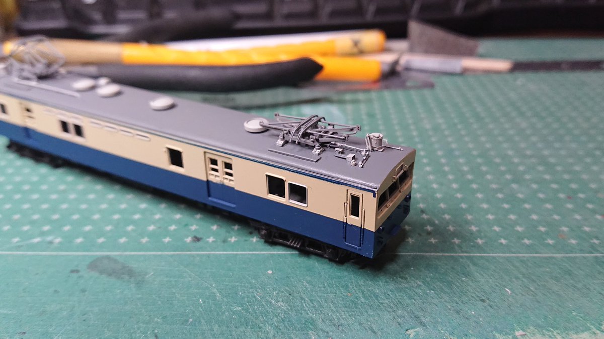 クモユニ82の進捗。
雨樋周辺の再塗装は後回しにして、ひとまず先に色差しを進めました。