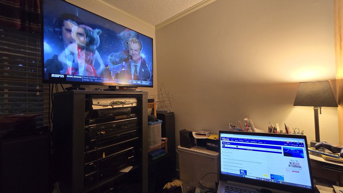 Re-watching Military Bowl while getting photo gear ready for Thursday!

☠️🏈🏆