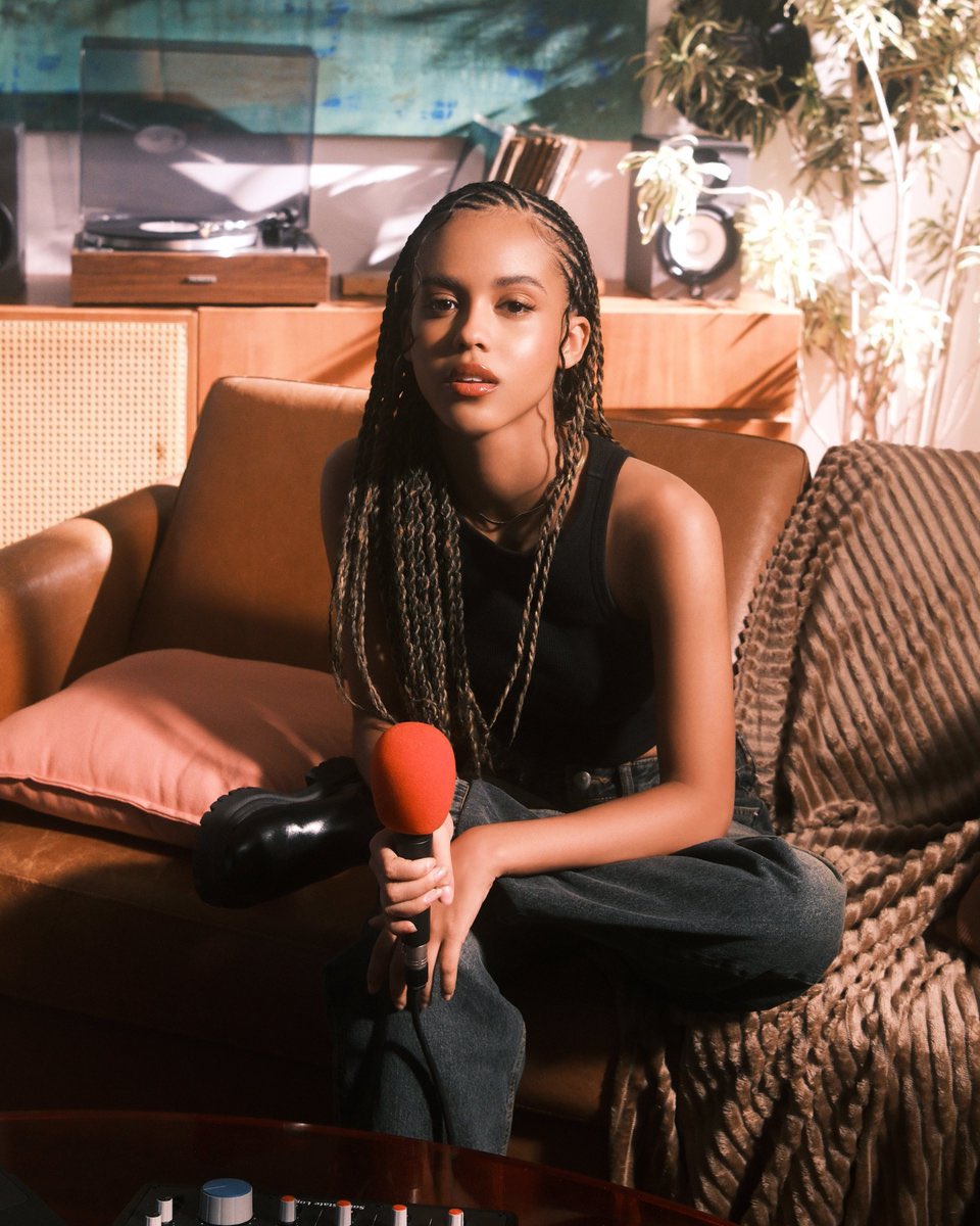 o debut da samara é muito merecido! só quem acompanhou o dream academy sabe o quanto que ela foi injustiçada mesmo entregando vocais e perfomances incríveis! felizmente a diva teve seu talento reconhecido pela empresa e vai mostrar que ela é uma estrela