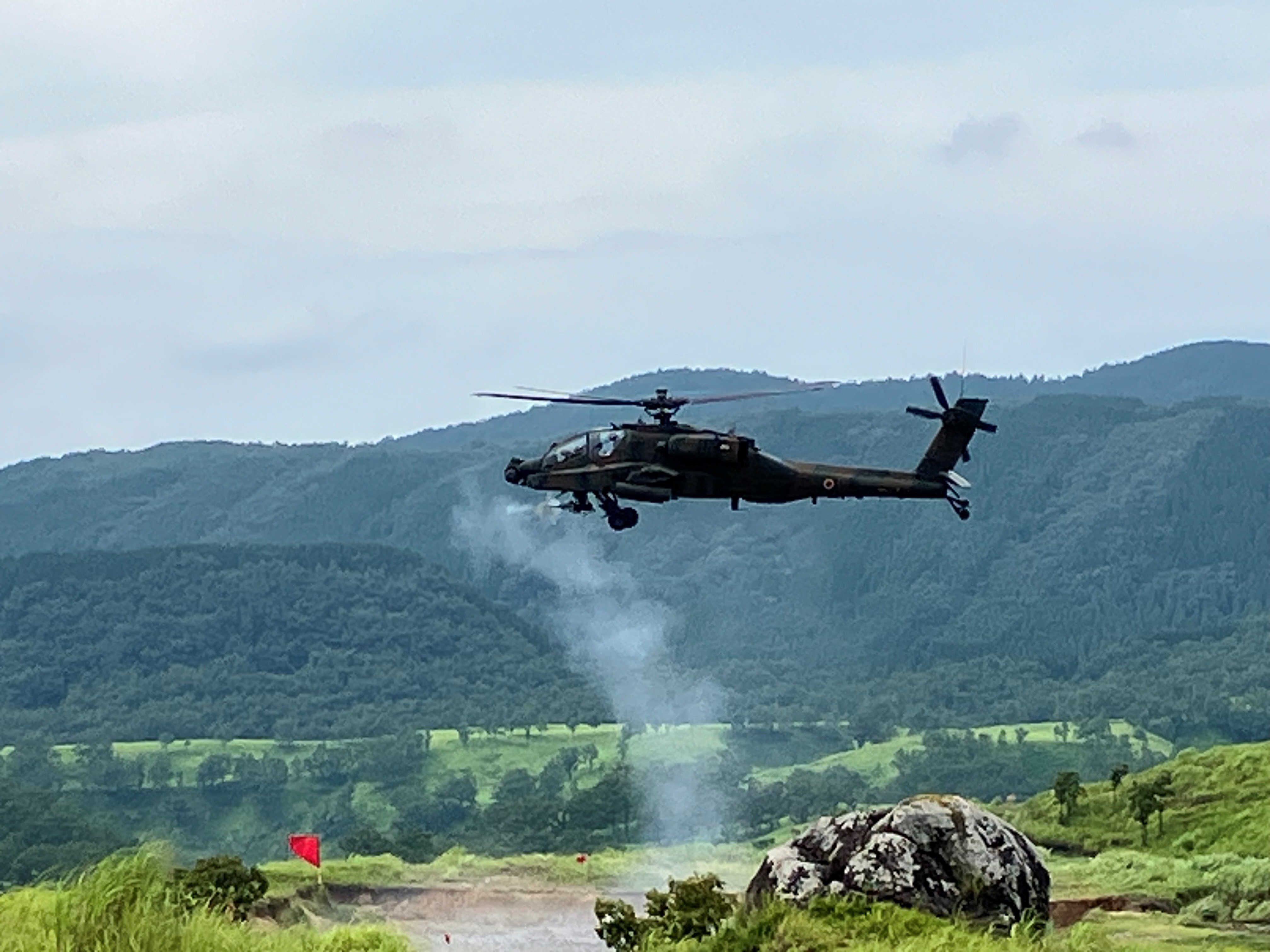 陸上自衛隊 目達原駐屯地 3ATH レア 横型パッチ 戦闘用・輸送用ヘリなど12機が編隊飛行披露 陸上自衛隊「目達原