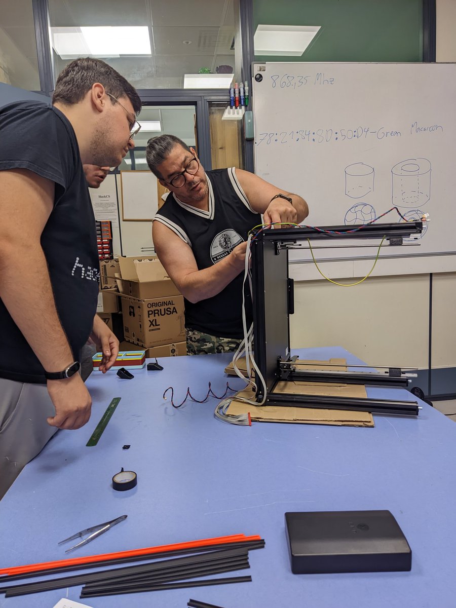 hackCS's tweet image. Tras muchos años ahorrando hemos conseguido hacernos con una Original Prusa XL con 5 cabezales y encapsulado!
Esta tarde la hemos montado y ya va volando😝