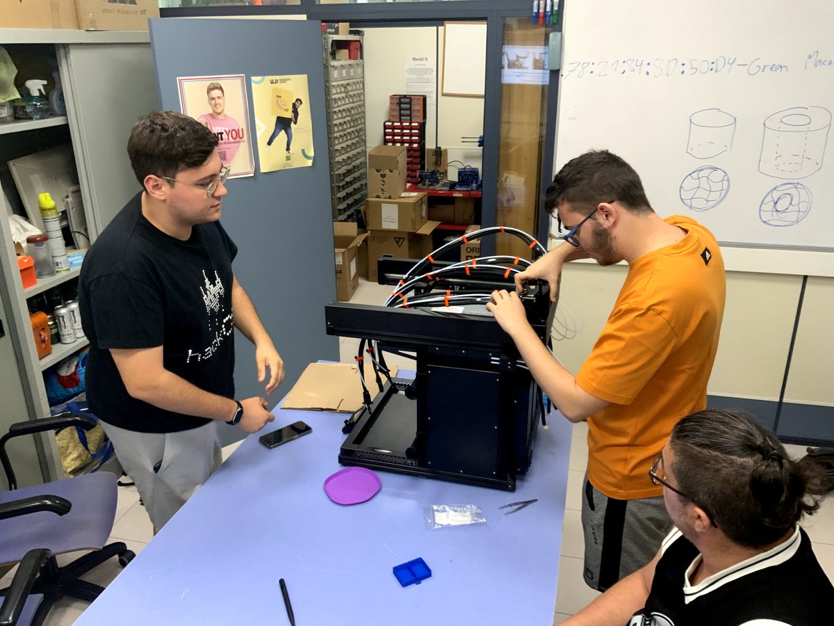 hackCS's tweet image. Tras muchos años ahorrando hemos conseguido hacernos con una Original Prusa XL con 5 cabezales y encapsulado!
Esta tarde la hemos montado y ya va volando😝
