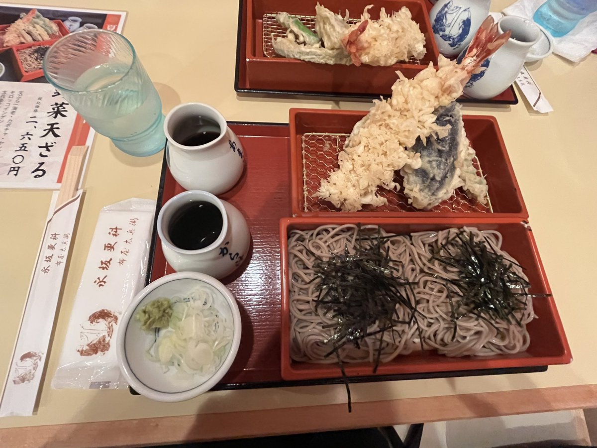 昨日のランチは横浜高島屋の
永坂更科さんのお蕎麦と天ぷらをいただきました
お友達にご馳走になりました