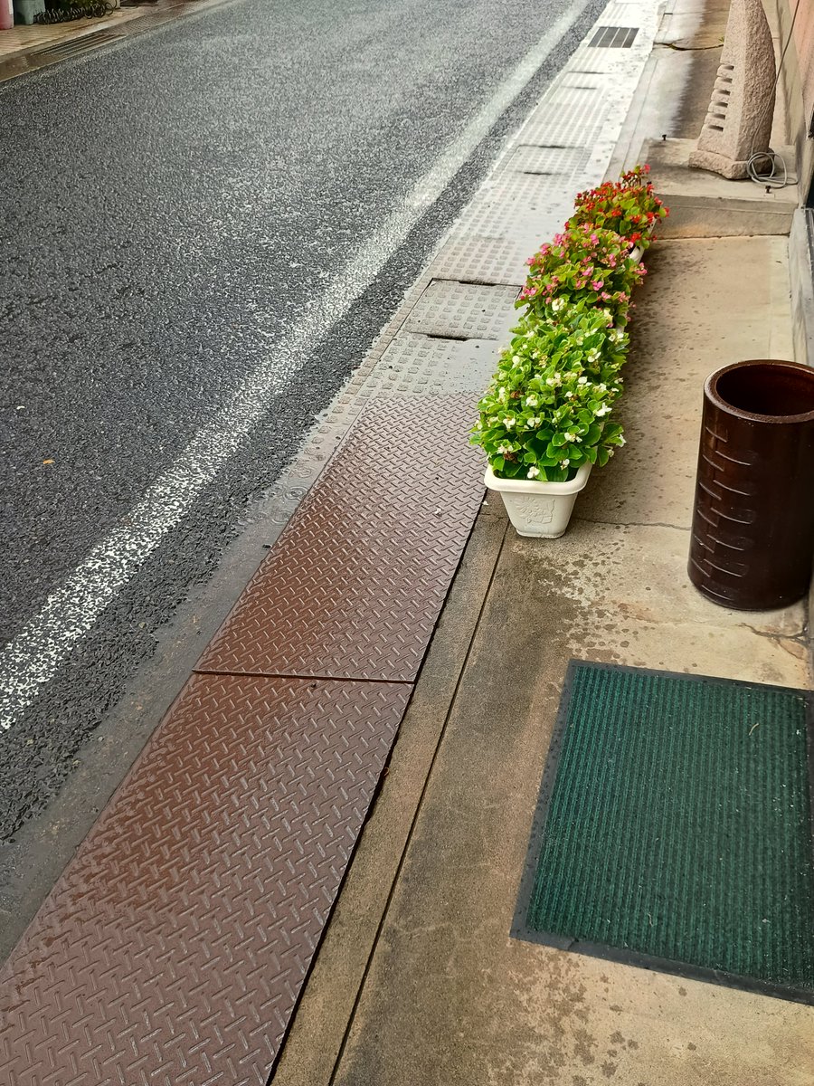 おはようございます☔️
今朝は雨が降っています
久しぶりの雨ですね！そんなに久しぶりではないか？！
なんて思いながら雨を感じています😀
雨は…風情ですねぇ…（イケボ）
今日も一日よろしくお願いします！

#企業公式が毎朝地元の天気を言い合う 
#久しぶり　#雨