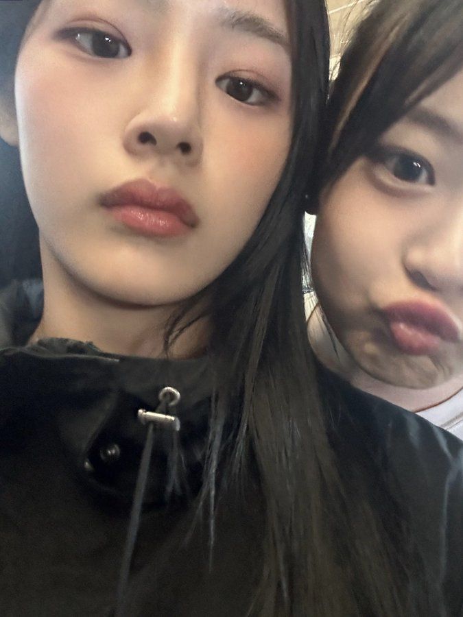 [ENG] Minji and Hanni in London! 😭
xhslink.com/m/6m703yRuEiw

"Today after work, I was walking with a grumpy face when I saw two slim Asian girls coming toward me. One wearing a cap, the other with a tiny face and big eyes. 

I glanced at them, felt they looked so familiar, and