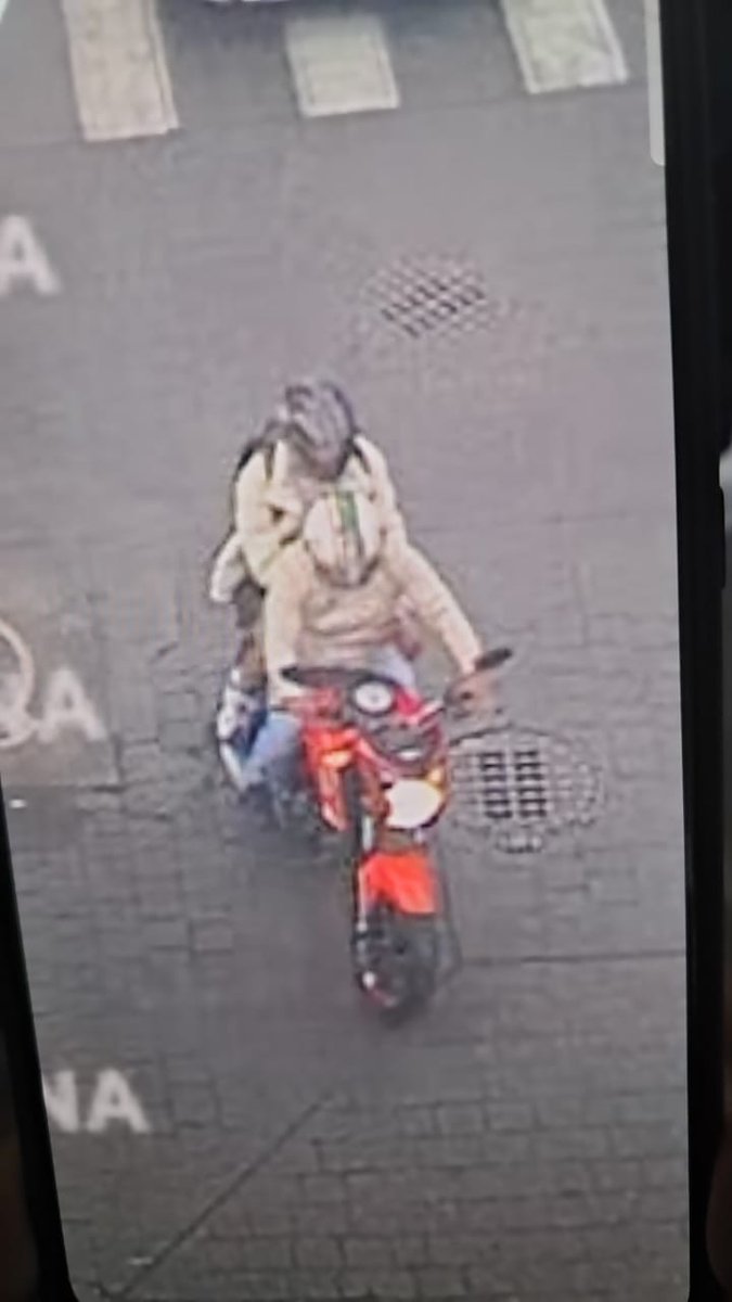 CronicasLDN's tweet photo. Movilización policiaca al interior del #MetroCDMX en #linea2 tras reporte de mujer #lesionada por #PAF en Hotel Garaje, ubicado en el cruce de Rep. Del Salvador y De Cuba en #centrohistorico. Posibles responsables huyeron en #motocicleta para después ingresar al Metro San Cosme. https://t.co/AYKmlipVYU