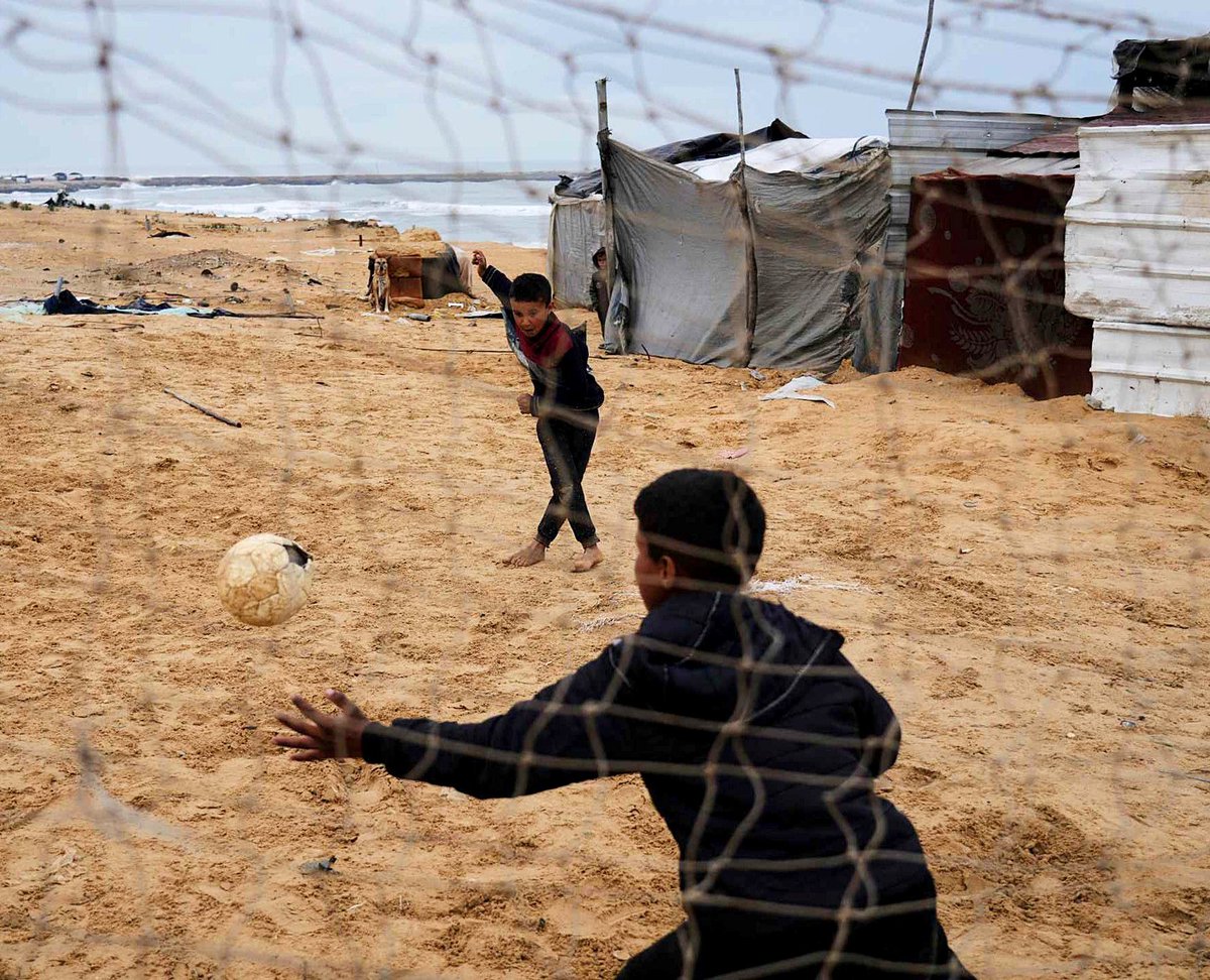ZapatistaOrg's tweet photo. "El Fútbol para soñar..."
★ @EduardoGaleano ★
Campamento de Deir al-Balah,
Franja de Gaza, 2025.
📷 Abdel Kareem Hana
#NuestraLuchaEsPorLaVida
🇵🇸🇵🇸 #PalestinaLibre 🇵🇸🇵🇸 https://t.co/fAG8dN2BdK