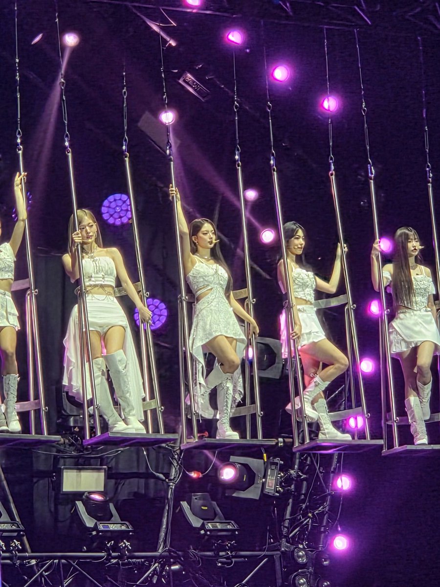콘서트 때 몇 장
개인적으로 1짤 바이브 상당히 좋아함