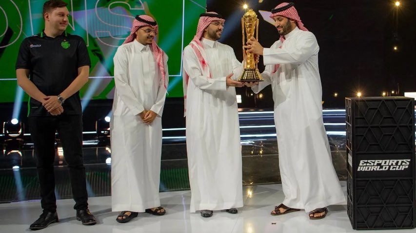من ميلروز إلى بوليفارد الرياض: حين يصفق لوس أنجلِس لفالكون

قبل أيام جلست في مقهى على شارع ميلروز في لوس أنجلِس. شاشة عملاقة تنقل بثًا من بوليفارد رياض سيتي. أب أمريكي يشرح لابنه بحماس: “الفريق السعودي فاز”. ثمة مشهد غريب: قبل سنوات كان أب سعودي يعرّف ابنه على هوليوود، واليوم أب