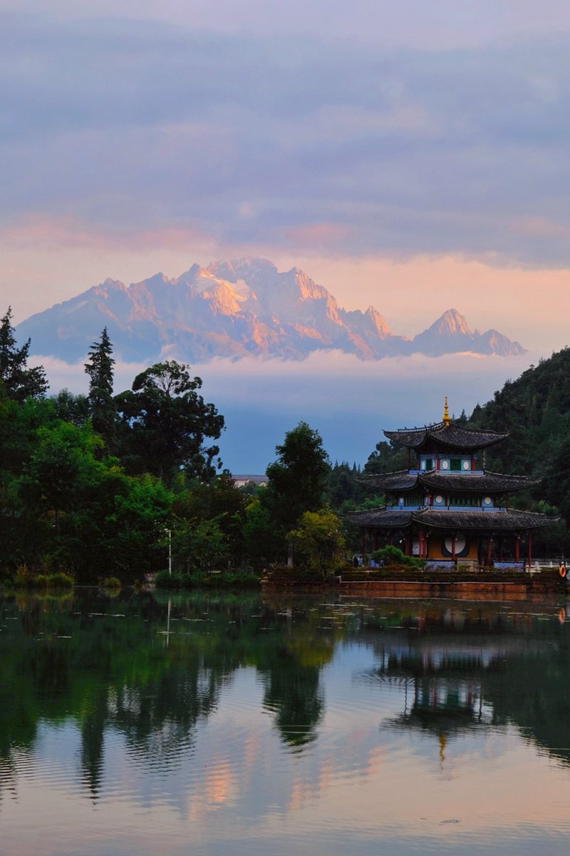 玉龙雪山日照金山。看到的推友都有好运！💗