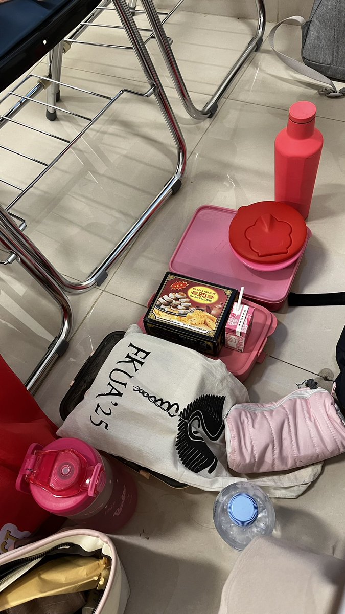 rawrouble's tweet image. kuliah dg bekal 🤤