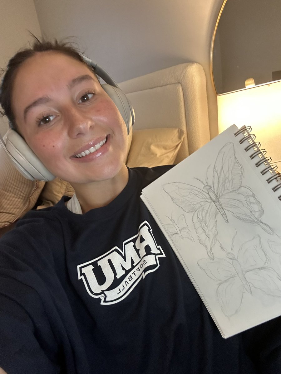 arudd_15's tweet image. After class and before lift today I set some time aside to listen to music and sketch a little! This helps me detach from a busy day and lets my mind reset! #compartmentalization @RMUSoftball