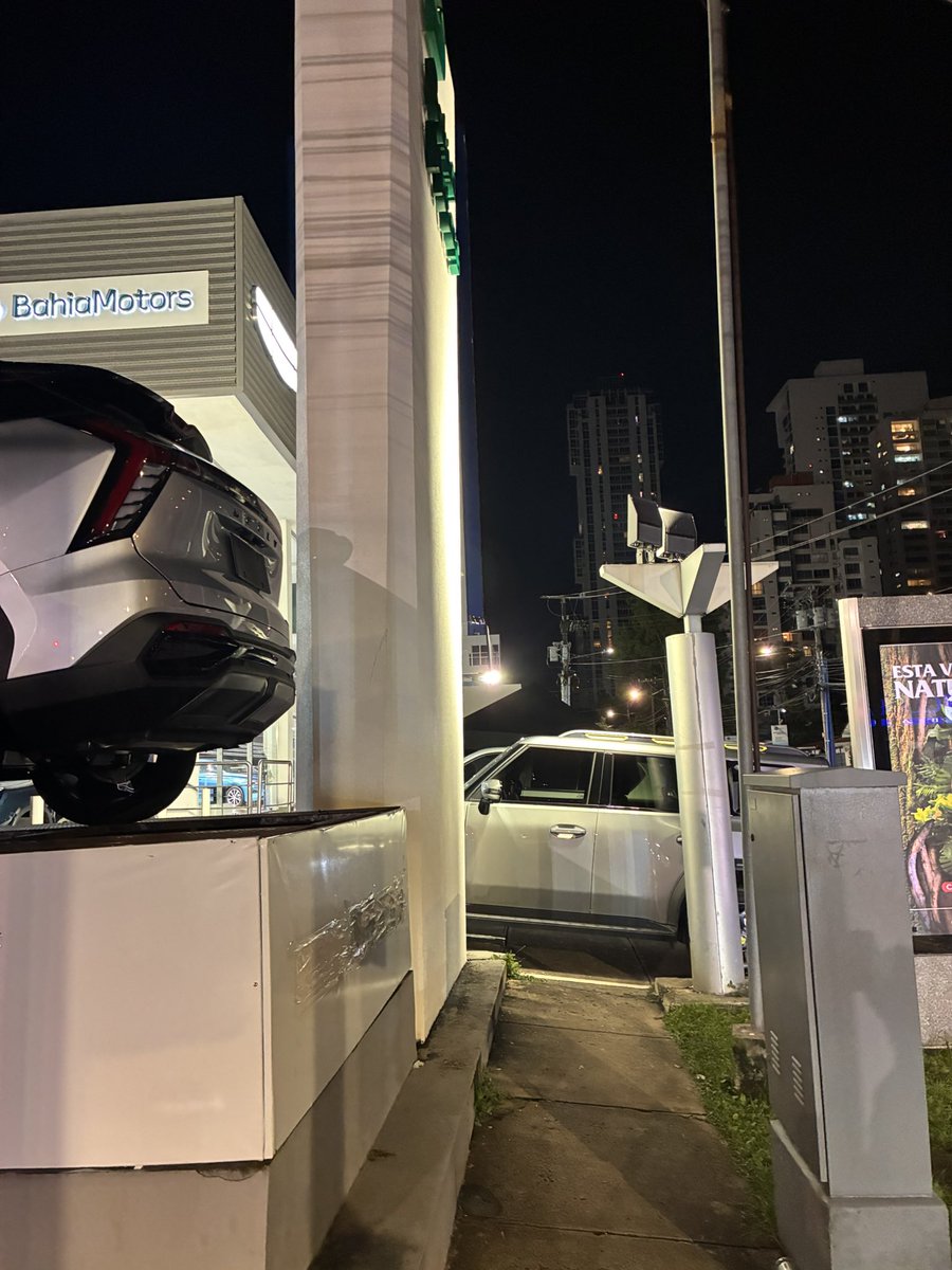 Cuando será que Bahia Motors #Geely tendrá  la amabilidad de permitirnos usar la acera? 
Por qué debemos aceptar esto? <a href="/JcSanFco/">Junta Comunal de San Francisco</a> <a href="/Panamaalcaldia/">Alcaldía de Panamá</a>