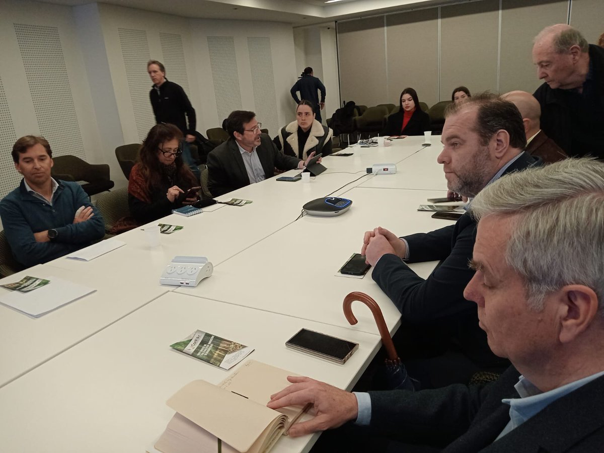🌳 “Los bosques son mucho más que madera”
Hoy nos capacitamos sobre la cadena forestal argentina, un sector con impacto productivo, ambiental y social.
Gracias al Consejo Foresto Industrial Argentino y a todos los especialistas por compartir su conocimiento.