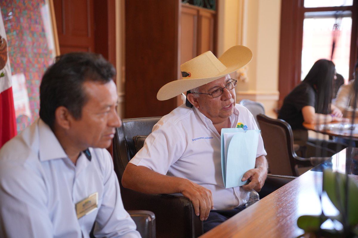 carlalopezmalo's tweet photo. En el @Gob_Puebla, encabezado por el Gobernador @armentapuebla_, impulsamos un gobierno de puertas abiertas.

Esta tarde sostuve una jornada productiva en la Secretaría de Desarrollo Turístico:

Con @JhovaniOGallo, Secretario General del Sindicato de Trabajadores al Servicio de los Poderes del Estado de Puebla y Organismos Descentralizados.

Con los directivos del Parque Acuático San Carlos del municipio de Izúcar de Matamoros, quienes forman parte de la Guía Nacional de Experiencias Turísticas Comunitarias.

Y con @ArtistaChingon quien compartió su arte y visión creativa.

Desde esta Secretaría cuentan con una aliada comprometida para fortalecer juntos la proyección turística de Puebla, el latido de México.