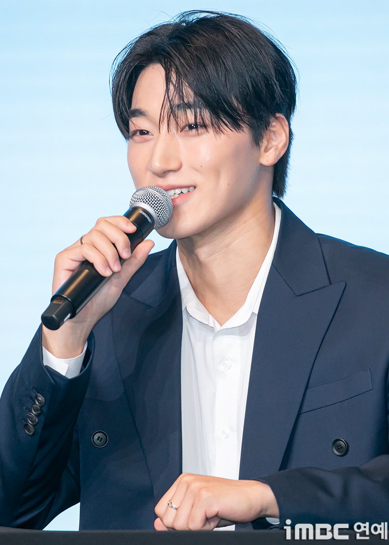 에이티즈 산, '보이즈2플래닛' 세 번째 플래닛 마스터 출격 "설렌다" 
#에이티즈 #ATEEZ #산 #SAN #BOYS2PLANET #보이즈2플래닛 
#세번째플래닛마스터 #Mnet #엠넷 #보2플 #iMBC연예 

산은 이번 2차 생존자 발표식 진행을 맡아 MC로서 활약할 예정이다. 특히, 월드 투어를 비롯한 글로벌 활동과