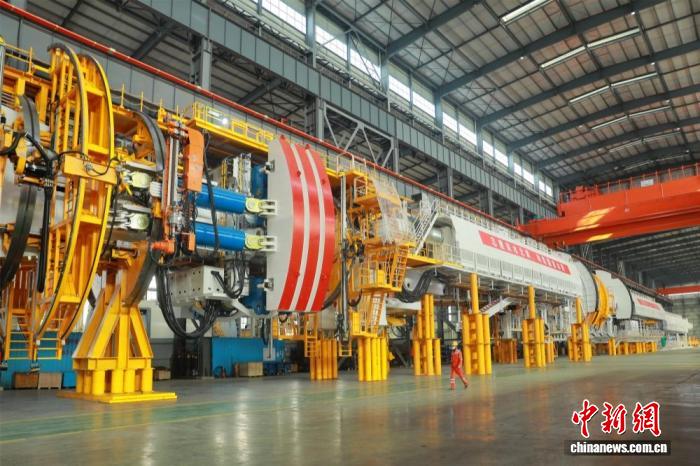 China's self-developed largest-diameter open-type hard rock tunnel boring machine (TBM) was launched on Monday at a construction site in central China's Hubei as part of a follow-up project for China's south-to-north water diversion. With an excavation diameter of 11.93 meters,