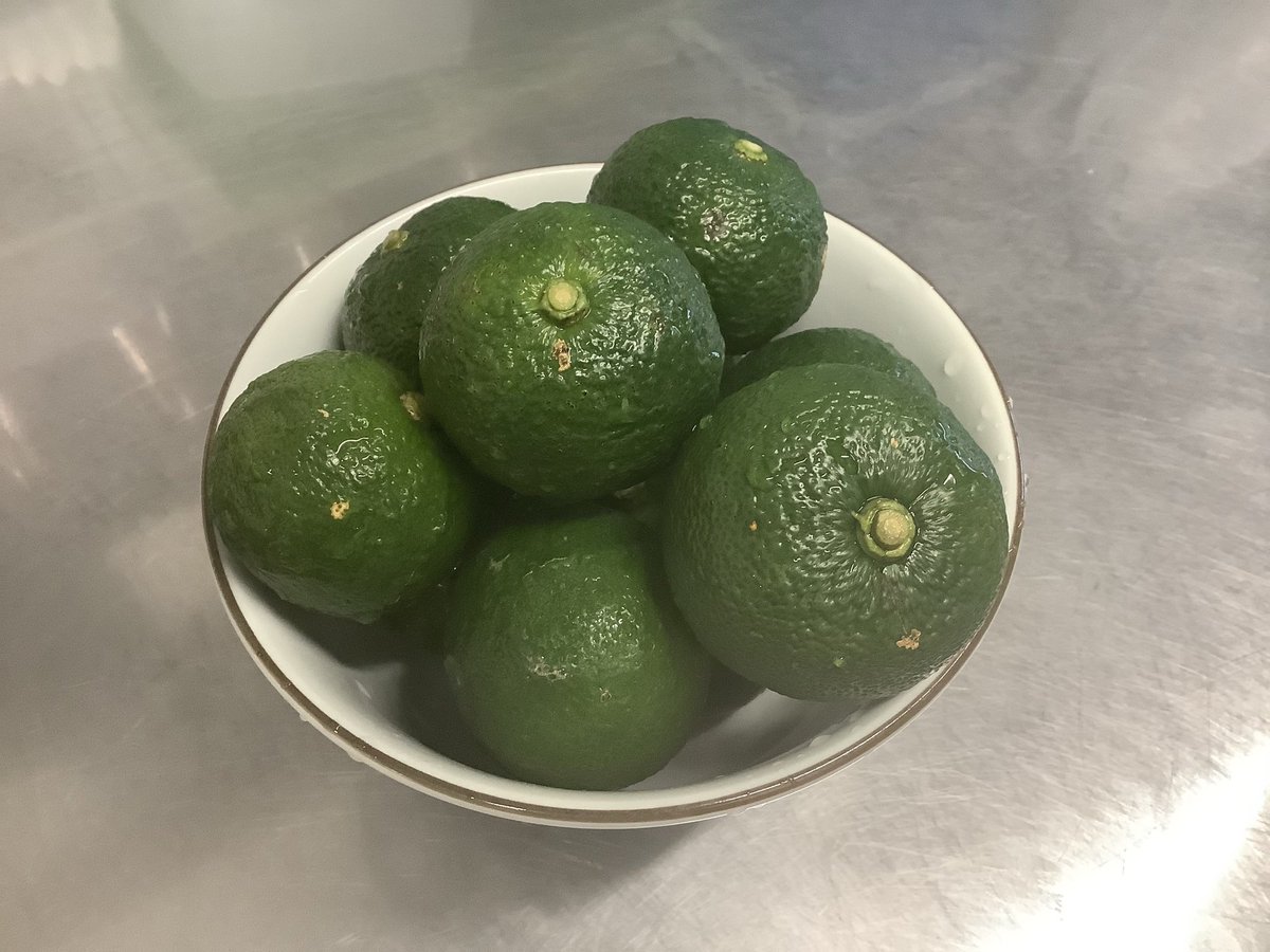 今週も本日から日曜日までの営業です。青柚を入荷しました。爽やかな香りをお楽しみ下さい。