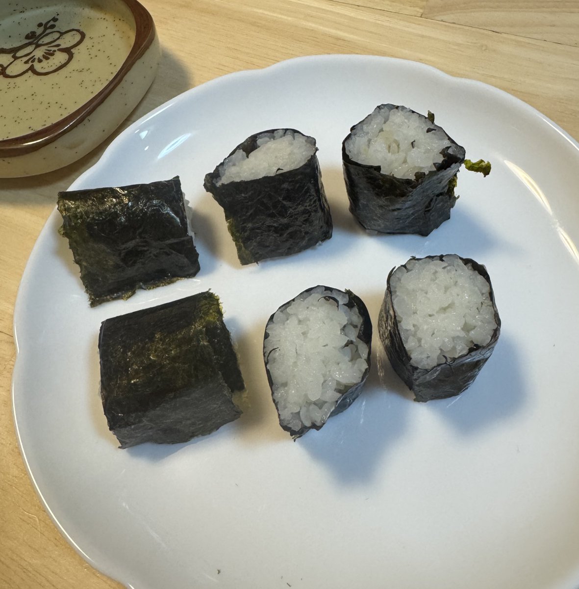 昨日は「具無しでいいから海苔巻き食べたい✨」という3歳の娘といっしょに初めての海苔巻き作り、最初にしてはなかなかよく出来たかと思います☺️✨（本人も美味しい美味しいと食べてくれました♪）