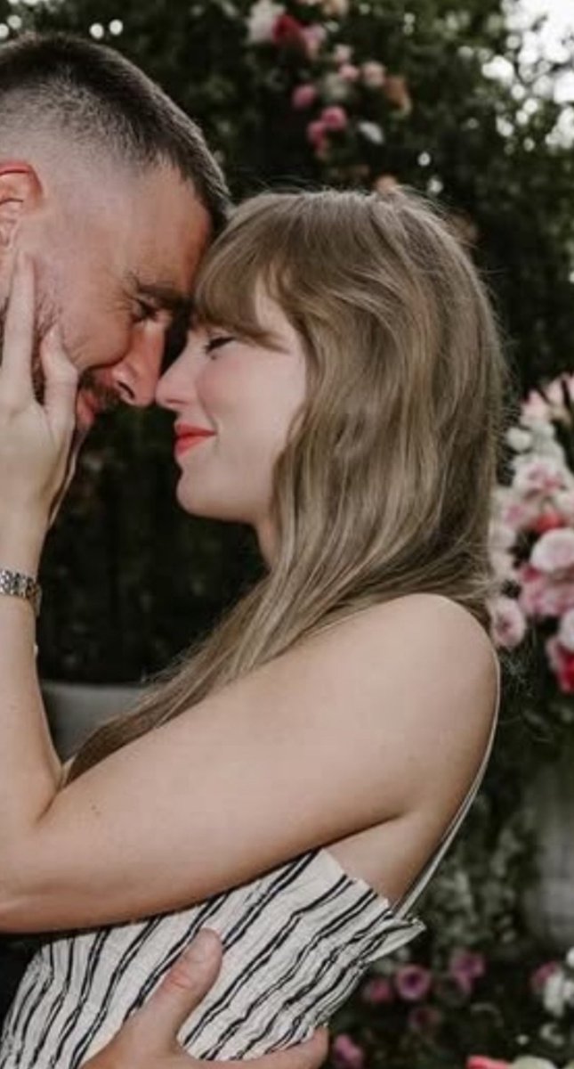 marveloustime9's tweet image. YOU CAN SEE WHERE THE HEADPHONES INDENTED HER HAIR