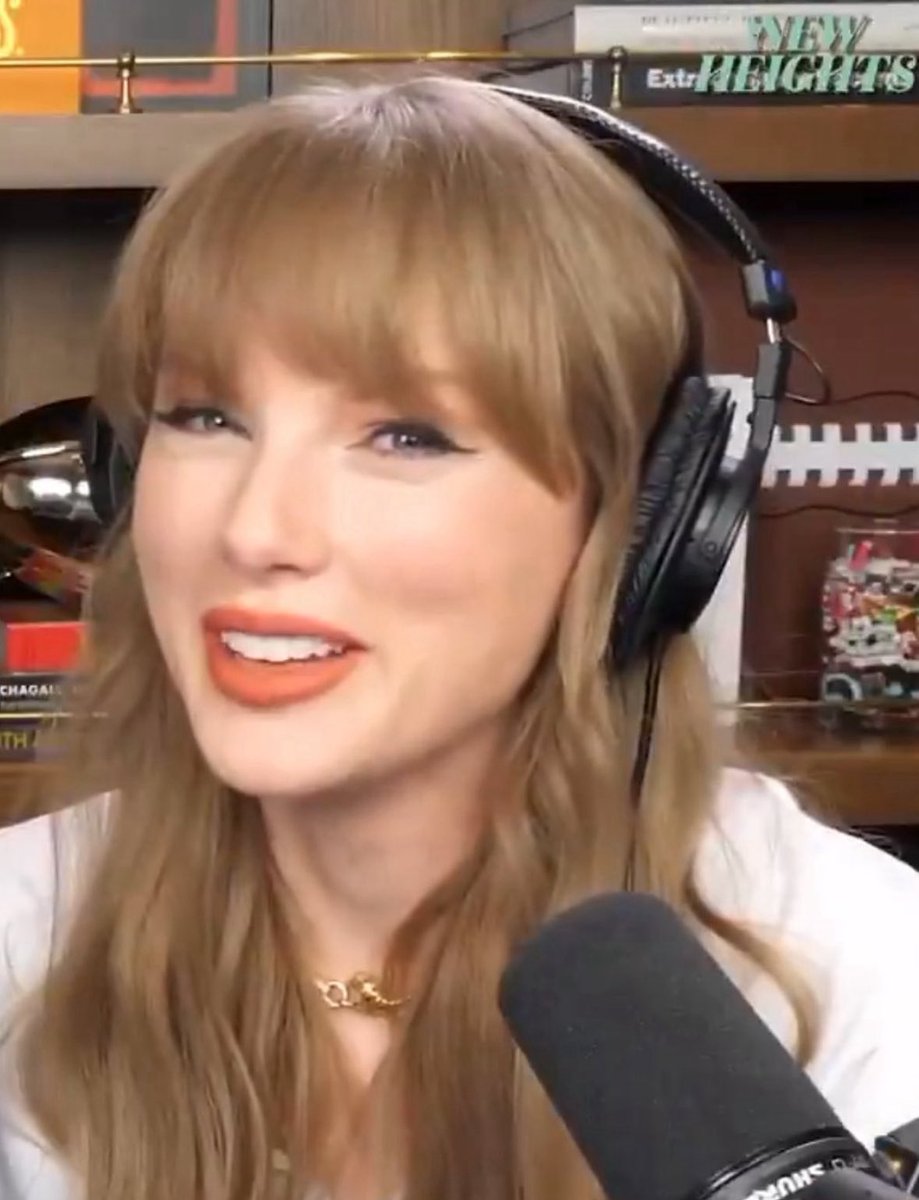 marveloustime9's tweet image. YOU CAN SEE WHERE THE HEADPHONES INDENTED HER HAIR