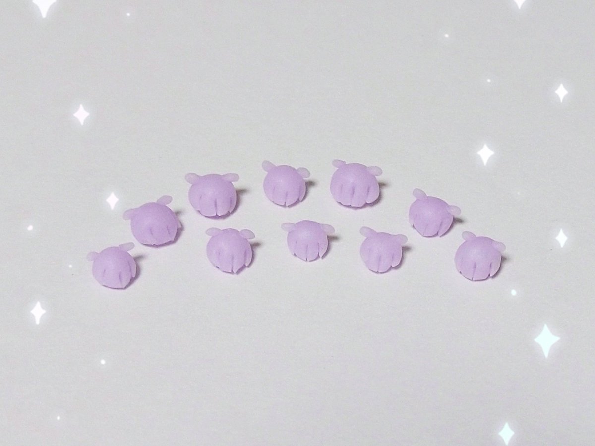 おはようございます！

いつも見ていただきありがとうございます(*‘ω‘ *)✨
パープルメンダコちゃんたちの乾燥タイムです～*´∇｀*！
しっかり乾いたらお顔をつけていきますฅ*•ω•*ฅ💕

#ハンドメイド #メンダコ #ミニチュア #樹脂粘土