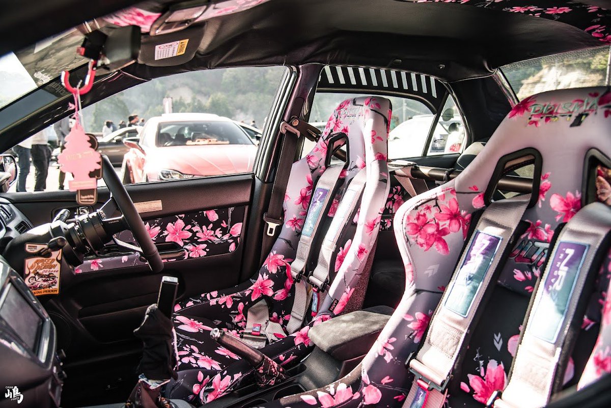 俺のがUSDMやってるのかはあれやけど、
一様純正部品は基本的にus入れてるかな？
内装もコンソールやら色々変えてますそこはわかる人にしかわからないwww
コンセプトが日本好きな米国人が乗ってるチューニングカー作ってるから内装は桜になってるけどjdmっぽくないUSDMになってますかね！？😅