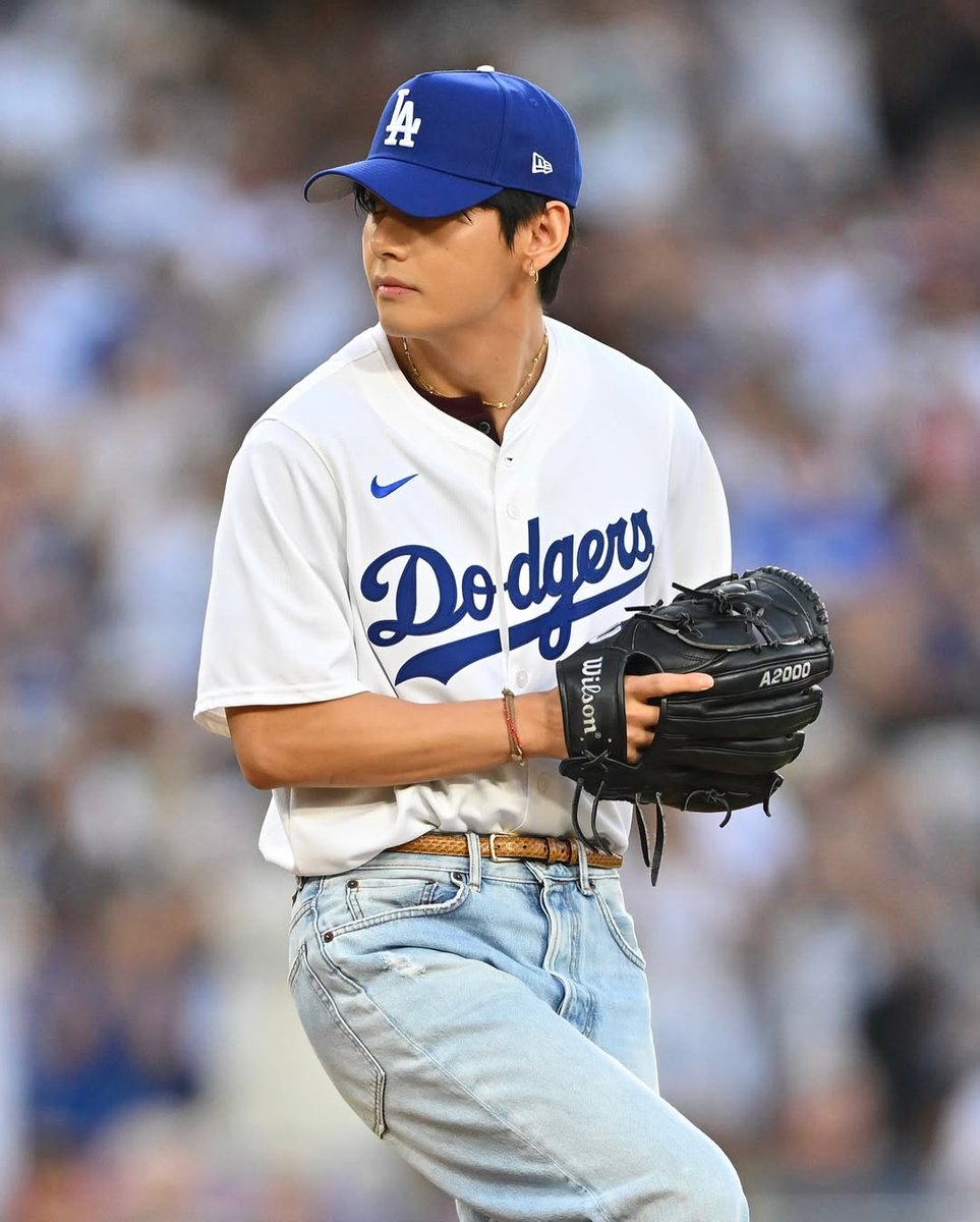 republicasiadot's tweet photo. GOOD JOB, TAEHYUNG! 🧢⚾️

All eyes were on V of BTS as he delivered the ceremonial first pitch at Dodger Stadium!

#republicasia #philippines #Taehyung #BTS #BTS_V https://t.co/nmru0CeCXy