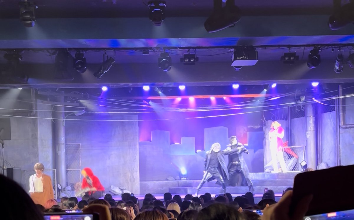 둘이 긴 코트에 가죽옷
이 연출 생각한 사람 대박이다. 대박이야..
광택나는 몸 선 드러나는 옷에 겉옷이 길면 휘날리면서 그 자체로 그림이 됨.
(춤실력 기본 이상인 경우에만 해당)