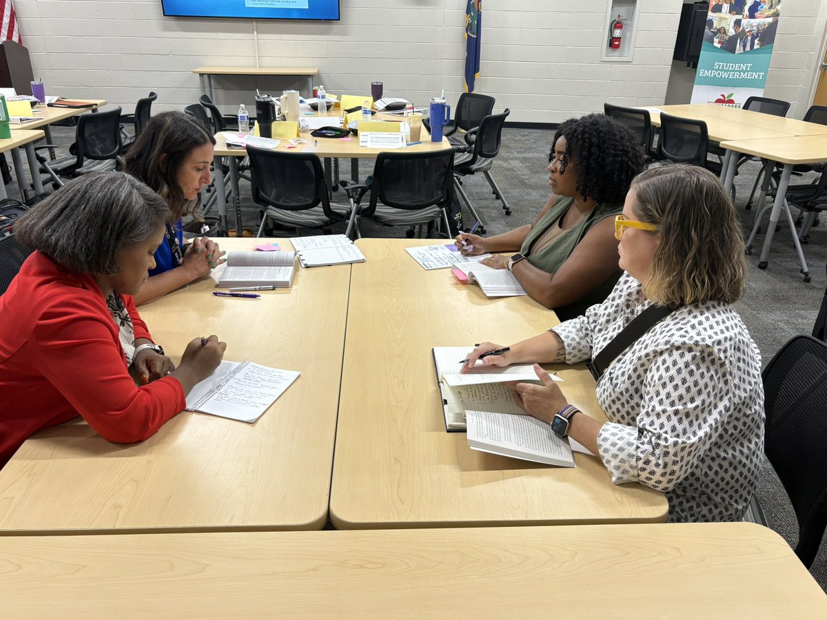 ChrisWendt259's tweet photo. Introducing the @WichitaUSD259 Aspiring Building Leaders! This is our fifth cohort of teacher leaders growing into building administrators. Stay tuned for greatness throughout this semester! #wpsproud https://t.co/iUWBhW2yMi