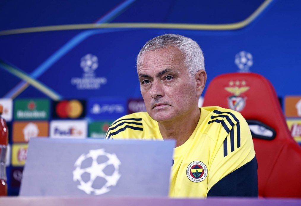 Manipülatif medya, haberleri bağlamından kopararak, çarpıtarak, abartarak veya yanlış niyet yükleyerek sunan medya türüdür. Amaç, okuyucu veya izleyiciyi belirli bir yönde etkilemek, dikkat çekmek veya tartışma yaratmaktır. Kısaca: Haberi değil, algıyı servis eden medyadır.