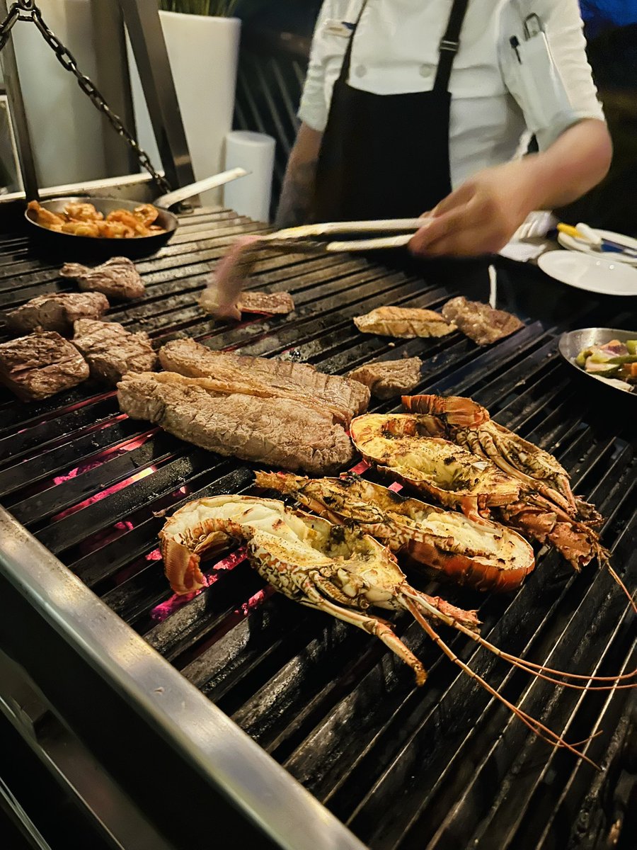 Aquí andaremos evaluando que tal hacen la carne asada y langosta de este lado del río 🤤👀