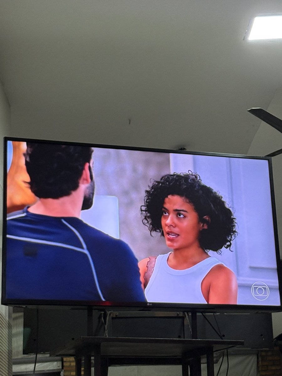 Diante de novela da Record, cliente do bistrô da calçada  aqui lançou exortação ao garçom: “Eu voto no Bolsonaro, mas assisto a Globo”. Sai Apóstolo Paulo e entra Maria de Fátima fazendo essa cara aí. #ValeTudo