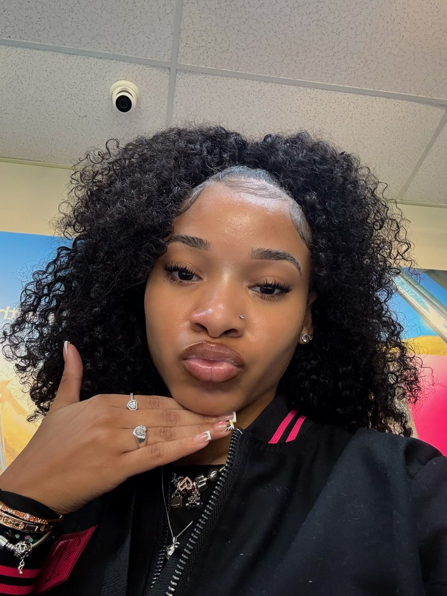 1xdiamondd's tweet photo. work, school, and mind my business 💰 https://t.co/CbucyewAhg