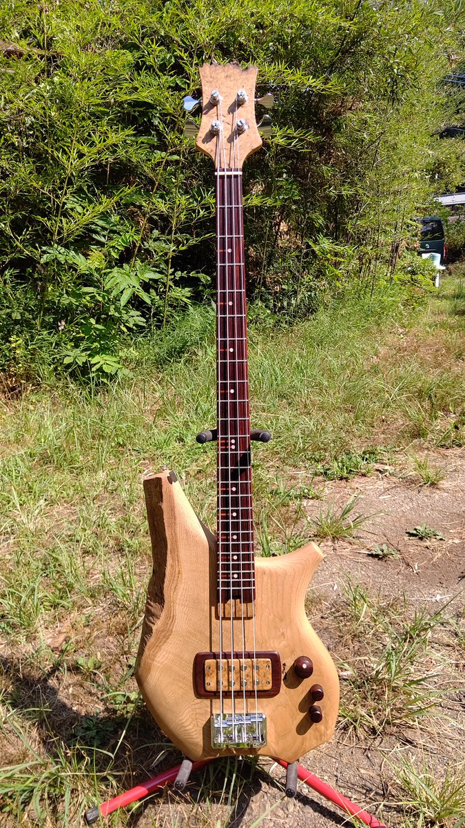 V2FmKt1byb84XWg's tweet photo. ライブエッジのベース完成しました。難産でした。
栗の1Pボディー/オノオレカンバのネック/栗瘤のヘッド/指板とエスカッションとノブは同じ板のローズウッド/栗瘤のPUカバー/HIP SHOTブリッジ/Delano Soner2プリアンプ/GOTOHマシンヘッド/2ウェイトラスロッド/カーボンロッド補強 https://t.co/jCDOKaIr00