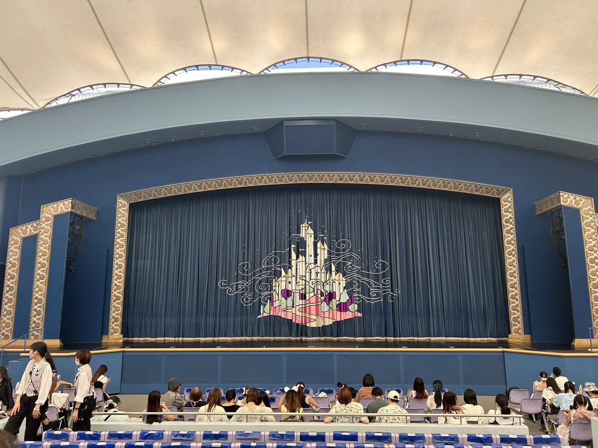 yuffy_disney's tweet photo. 久しぶりのランドへ！暑いから9時過ぎにパーク着、ミトミに行ってマウスビート初回を待ちにショーベースへ来たら既に会場に入れたし待ってる人も全然いなくてびっくり。やっぱり自由席が欲しい。 https://t.co/8X75d1SG6c