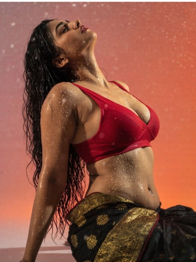 GzUev83a4AYU3ii?format=jpg&name=900x900